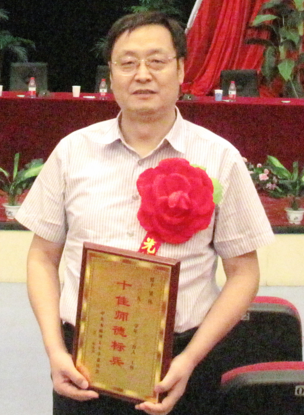 校十佳师德标兵---梁伟 校十佳师德标兵---梁伟