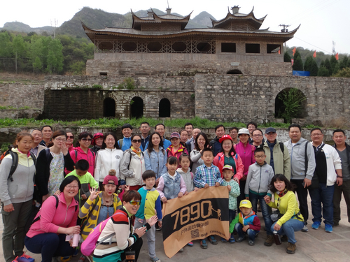 艺术学院工会组织教职工踏青登山