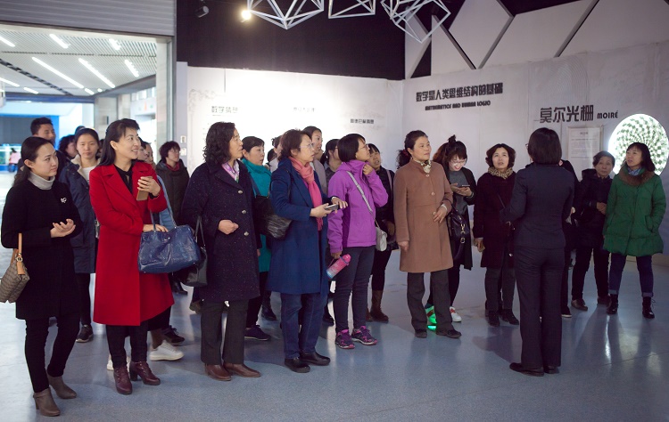 机关工会组织广大女职工在省科技馆开展活动 机关工会组织广大女职工在省科技馆开展活动