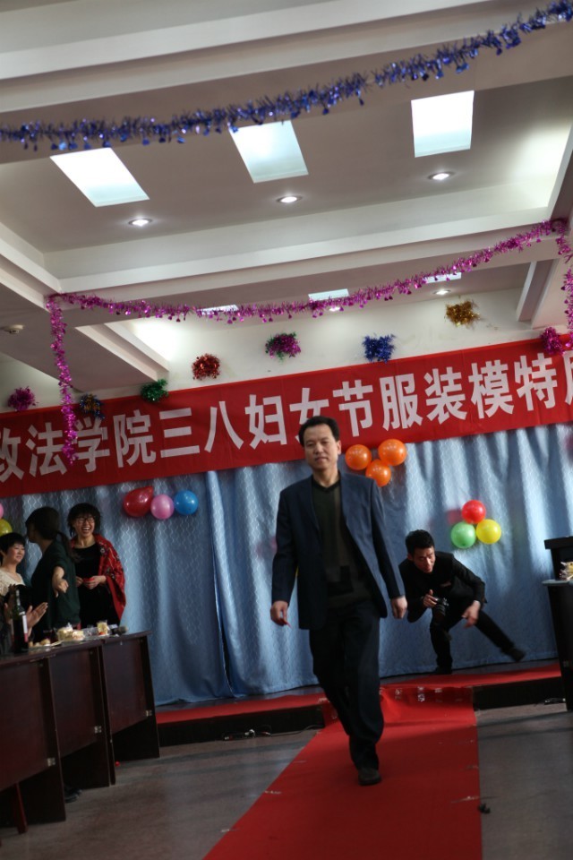 政法学院举办庆祝“三八”妇女节服装模特风采秀大赛 政法学院举办庆祝“三八”妇女节服装模特风采秀大赛