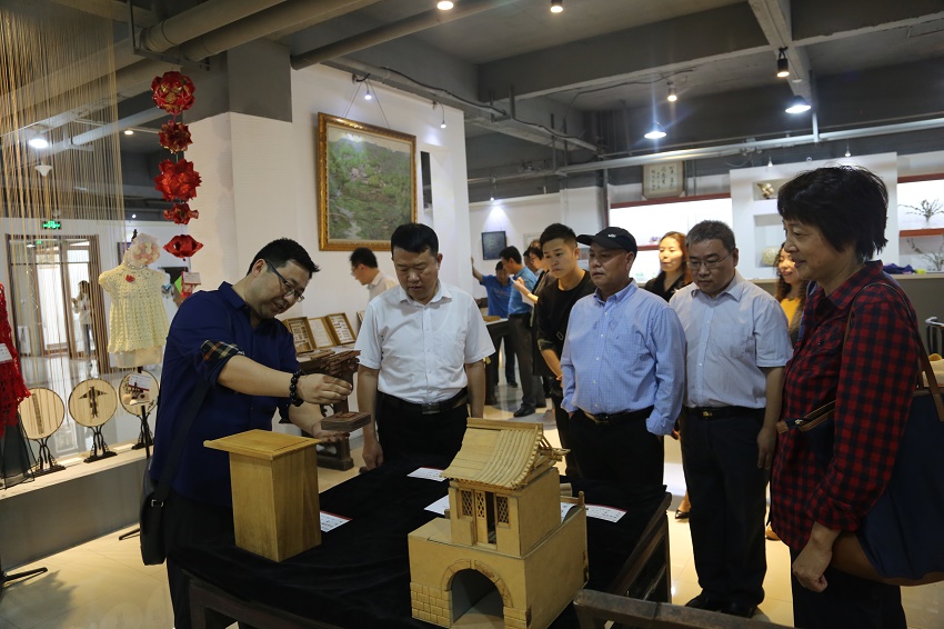 “闲情逸趣，理工巧手”教职工手工作品展