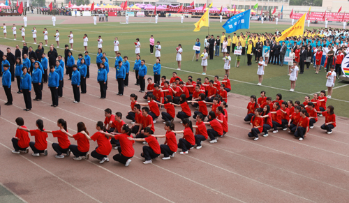 我校隆重举行2013年田径运动会 我校隆重举行2013年田径运动会