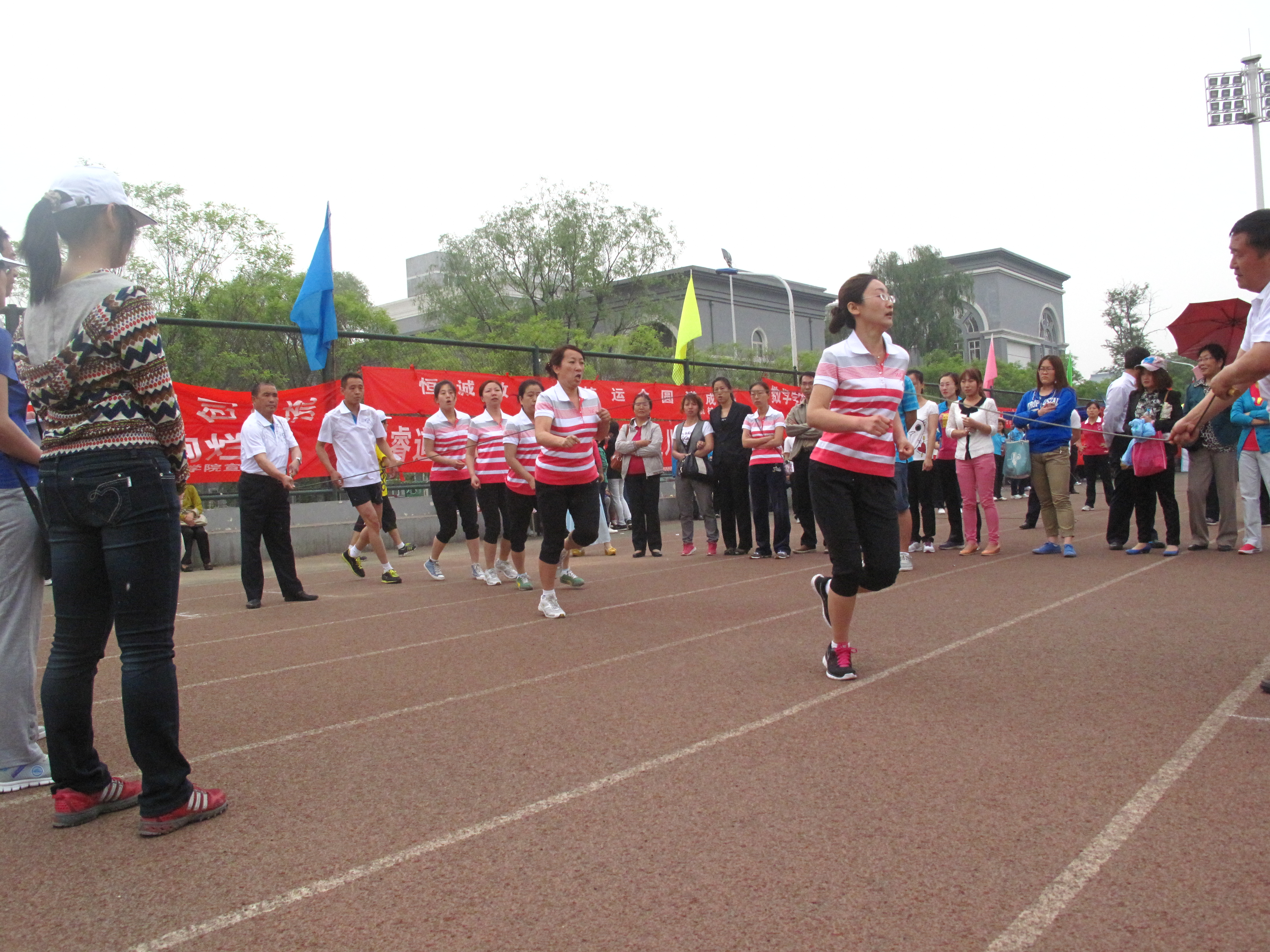 我校隆重举行2013年田径运动会 我校隆重举行2013年田径运动会