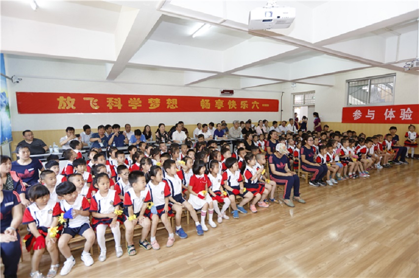 迎“六一”校工会慰问幼儿园