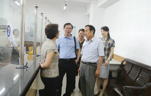 校党委副书记、纪委书记刘玉平看望慰问暑期坚守岗位的教职工