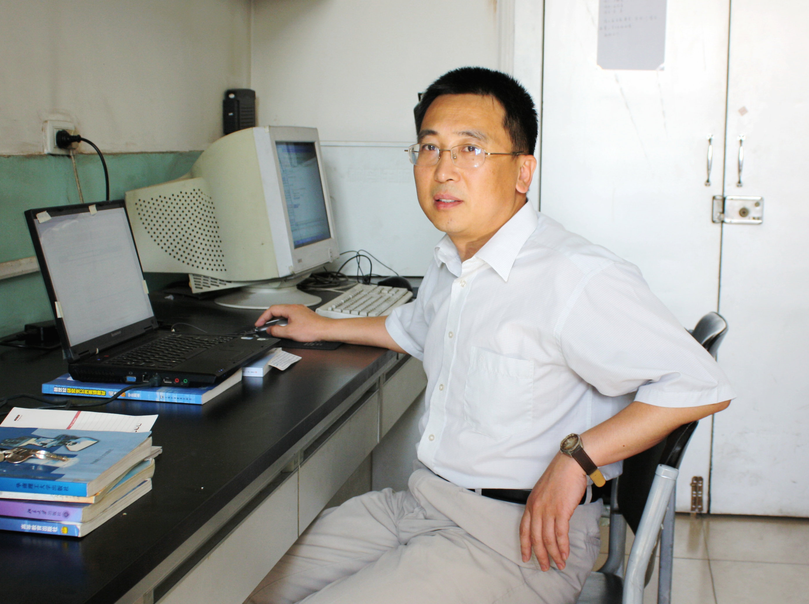 校十佳师德标兵---郝晓刚 校十佳师德标兵---郝晓刚