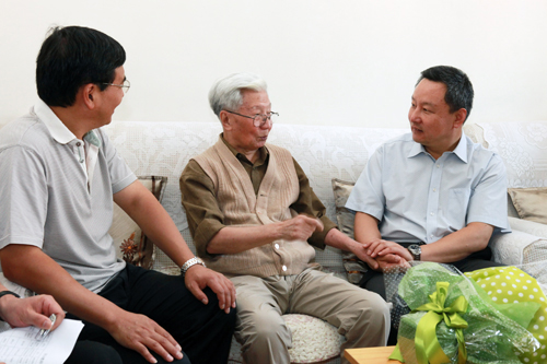 校工会负责人陪同校领导教师节前走访慰问教师代表