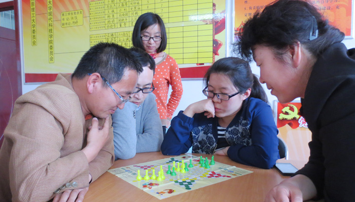现代科技学院工会组织开展跳棋比赛活动 现代科技学院工会组织开展跳棋比赛活动