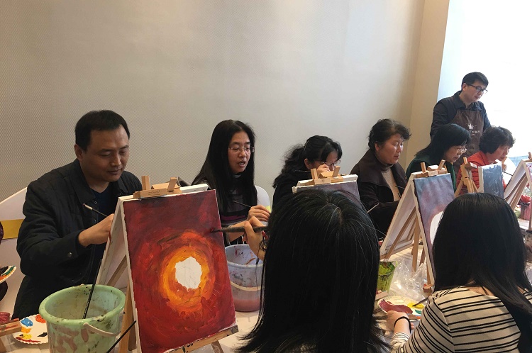 力学学院工会举行零基础油画体验活动