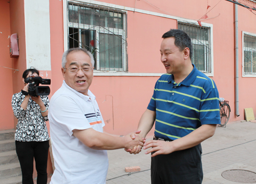校领导教师节亲切慰问教师代表 校领导教师节亲切慰问教师代表