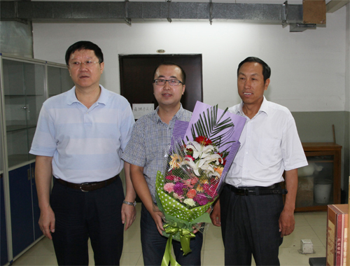 校工会负责人陪同校领导教师节前走访慰问教师代表