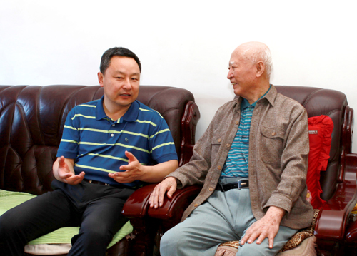 校领导教师节亲切慰问教师代表 校领导教师节亲切慰问教师代表