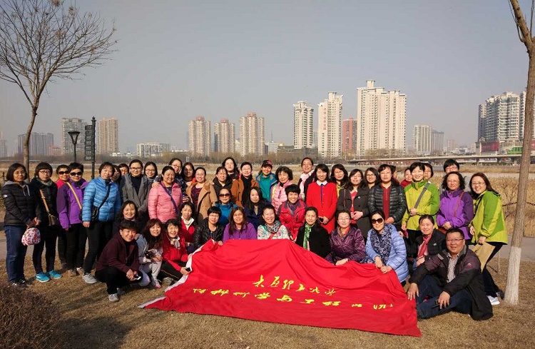 材料学院工会组织“欢乐迎三八，快乐健步走”活动