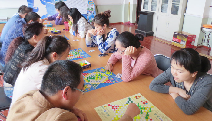 现代科技学院工会组织开展跳棋比赛活动 现代科技学院工会组织开展跳棋比赛活动