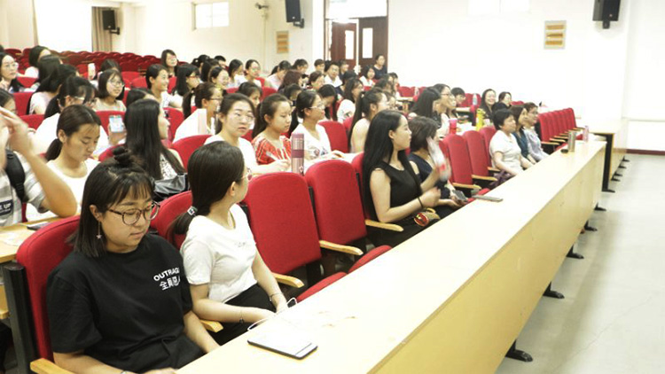 外国语学院举办“云想衣裳花想容”服饰礼仪讲座 外国语学院举办“云想衣裳花想容”服饰礼仪讲座