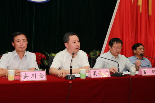 我校举行庆祝教师节暨“三育人”表彰大会 我校举行庆祝教师节暨“三育人”表彰大会