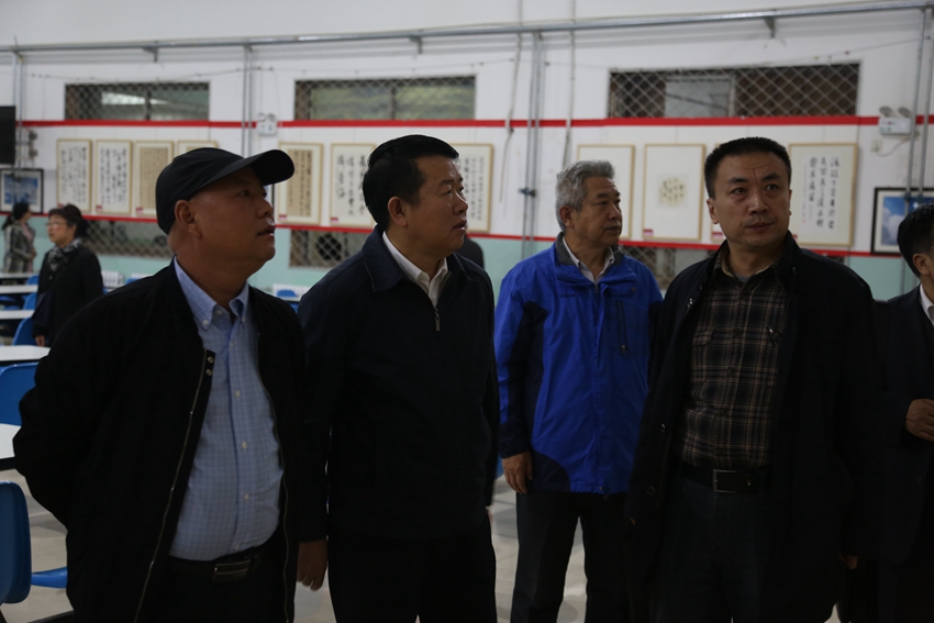我校“维护核心.见诸行动 ”教职工书法精品展开幕