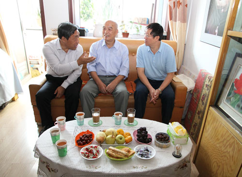 校领导教师节亲切慰问教师代表 校领导教师节亲切慰问教师代表