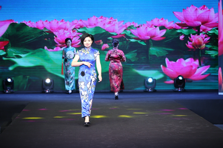 "传旗秀韵 美在旗中"教职工旗袍文化展演
