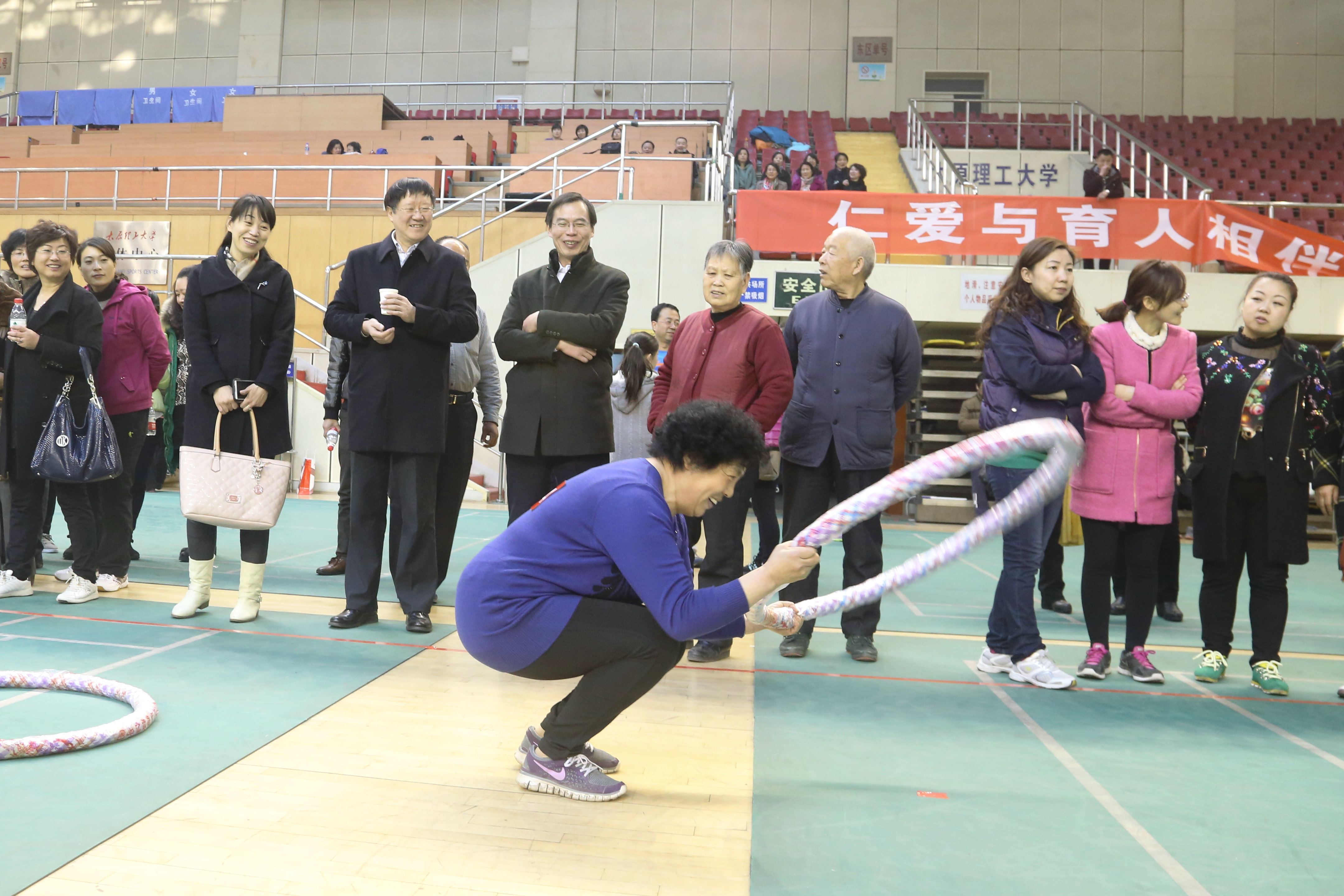 我校举行庆祝“三八”妇女节趣味体育比赛 我校举行庆祝“三八”妇女节趣味体育比赛