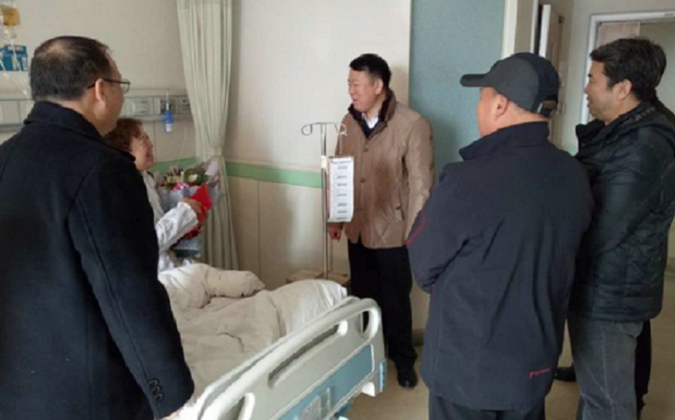 校工会春节前为我校全国劳模和病困职工送去慰问金