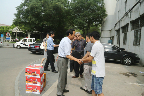 校党委副书记、纪委书记刘玉平看望慰问暑期坚守岗位的教职工