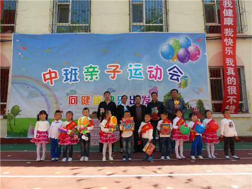 我校天行健青年篮协在北区幼儿园献爱心 我校天行健青年篮协在北区幼儿园献爱心