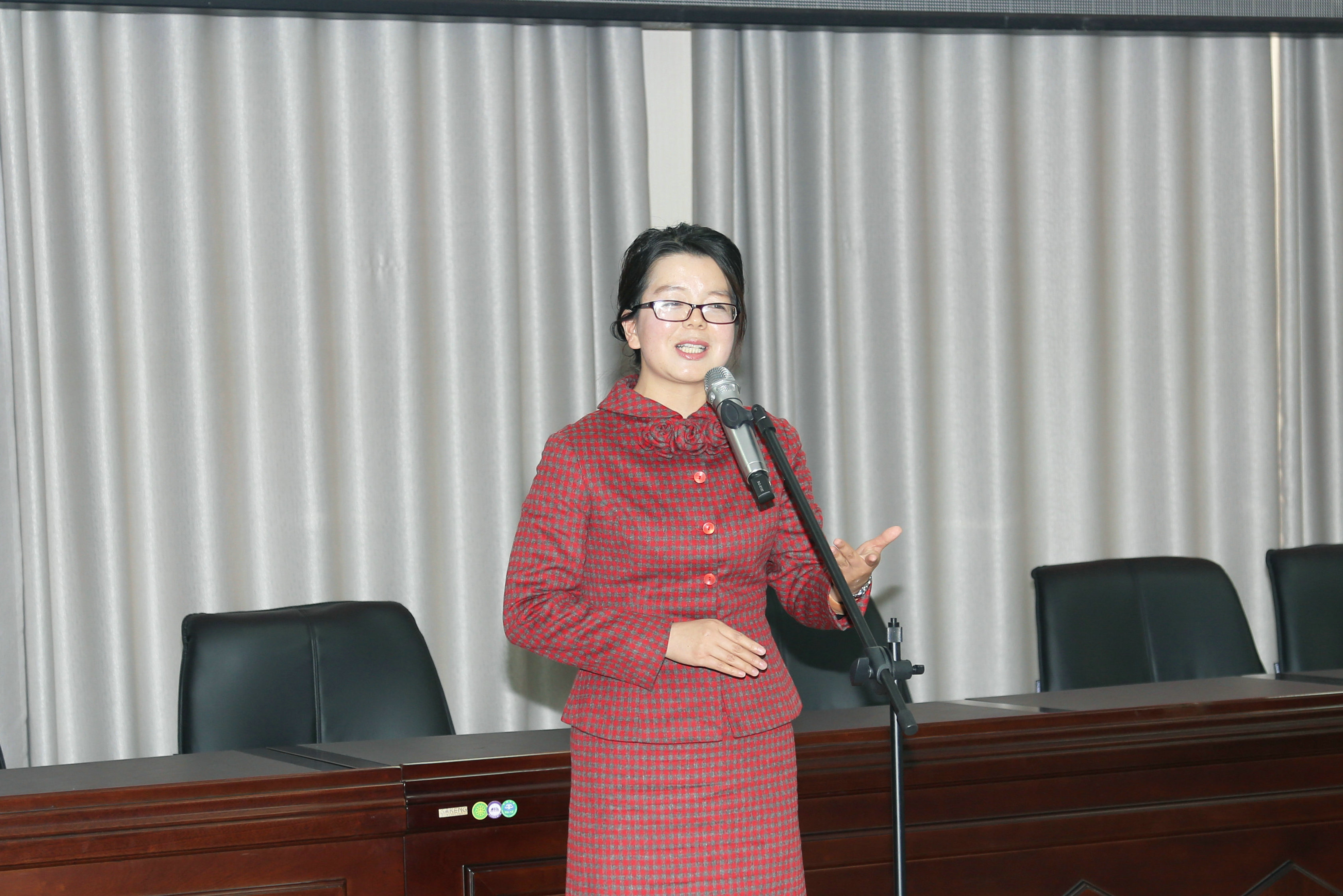 我校举行庆祝“三.八”国际劳动妇女节暨　　　　“巾帼建新功.共筑理工梦”主题演讲比赛