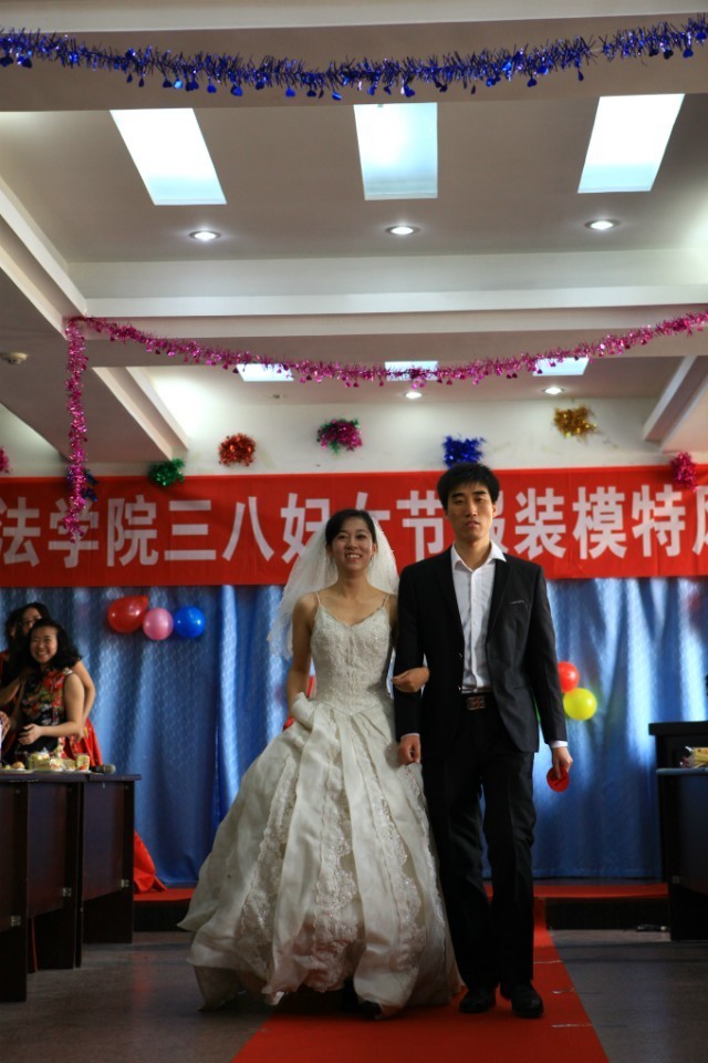 政法学院举办庆祝“三八”妇女节服装模特风采秀大赛 政法学院举办庆祝“三八”妇女节服装模特风采秀大赛