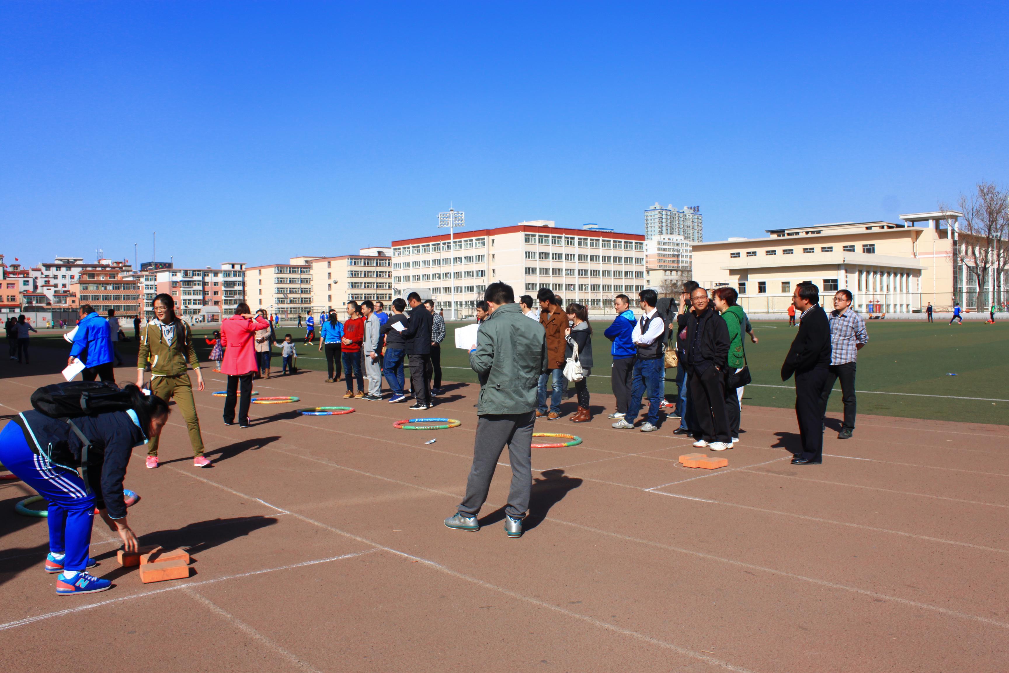 物电学院举办春季教职工趣味运动会 物电学院举办春季教职工趣味运动会