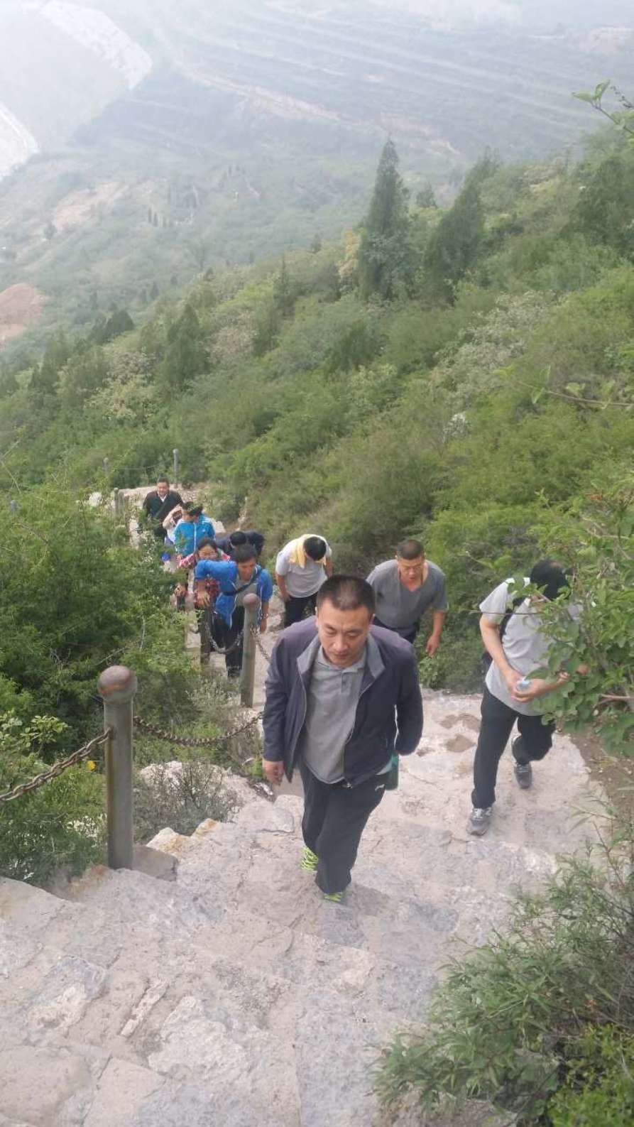 离退休工会组织职工登崛围山