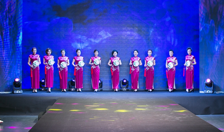 "传旗秀韵 美在旗中"教职工旗袍文化展演