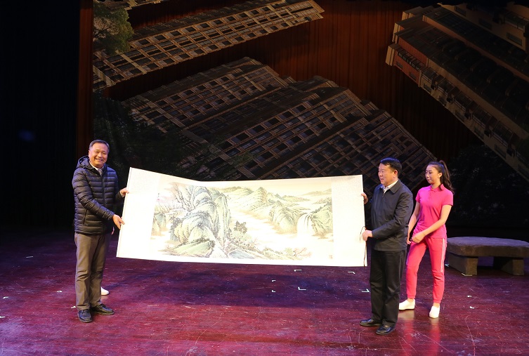 话剧《爱呦》感动师生 赢得满堂彩 话剧《爱呦》感动师生 赢得满堂彩