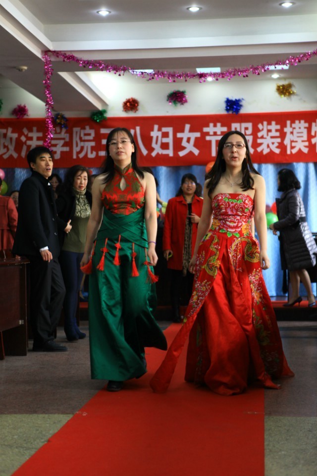 政法学院举办庆祝“三八”妇女节服装模特风采秀大赛 政法学院举办庆祝“三八”妇女节服装模特风采秀大赛