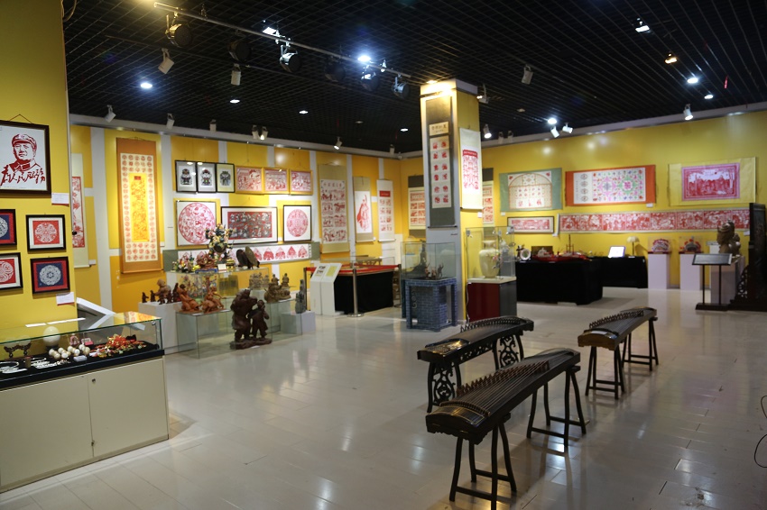 校工会组织参观首届全省职工手工艺品展