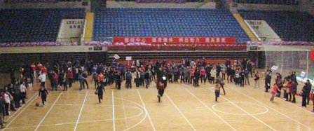 我校举办庆“三八”趣味体育比赛 我校举办庆“三八”趣味体育比赛