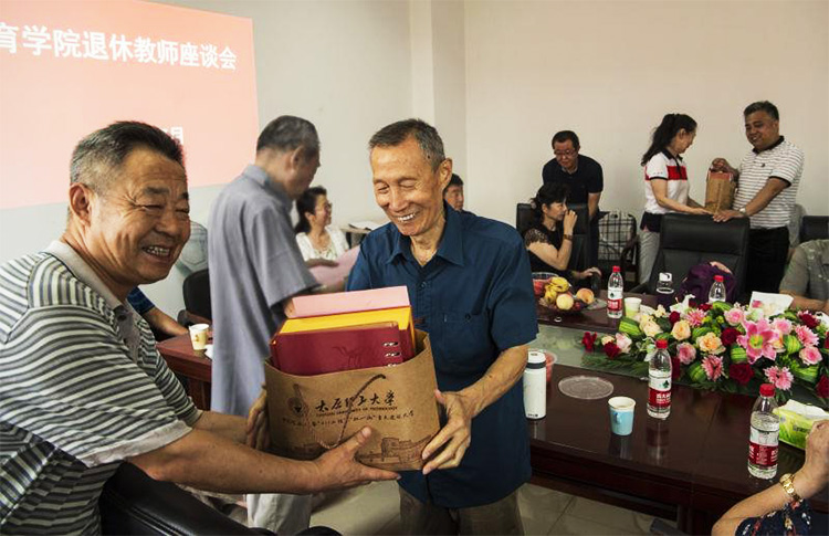 体育学院工会举办退休老教师座谈会 体育学院工会举办退休老教师座谈会