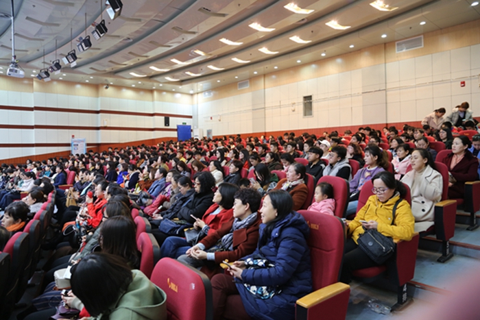 我校举办纪念“三八”妇女节108周年专题报告会