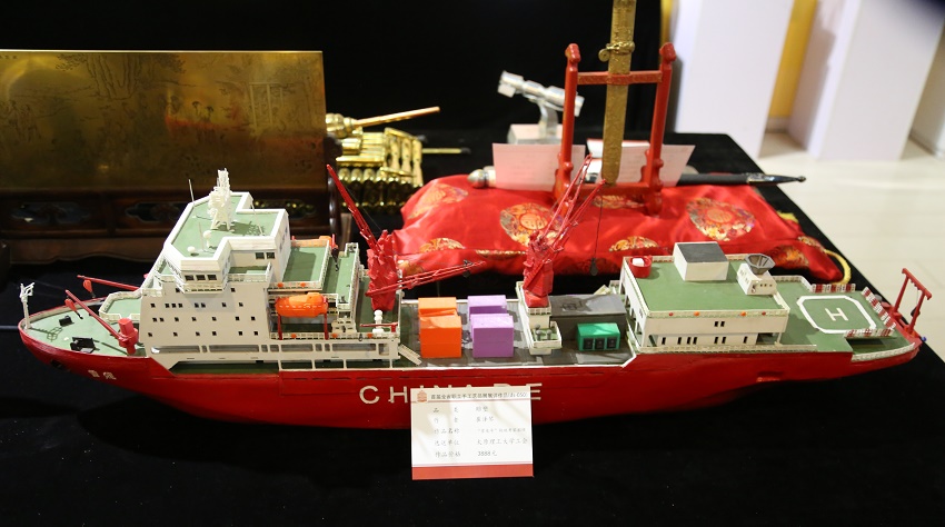 校工会组织参观首届全省职工手工艺品展 校工会组织参观首届全省职工手工艺品展