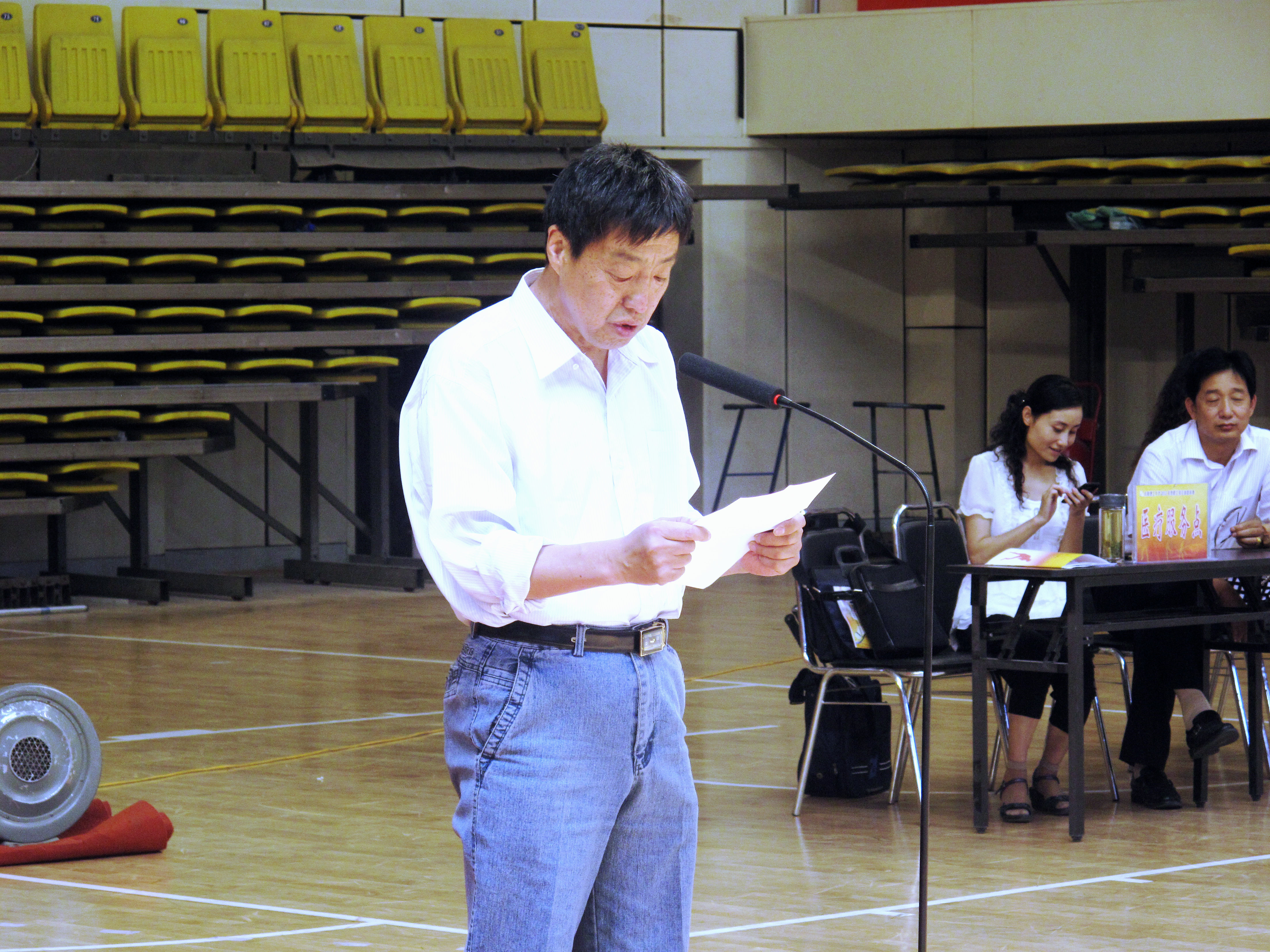 我校2012年教职工羽毛球团体赛圆满落幕 我校2012年教职工羽毛球团体赛圆满落幕