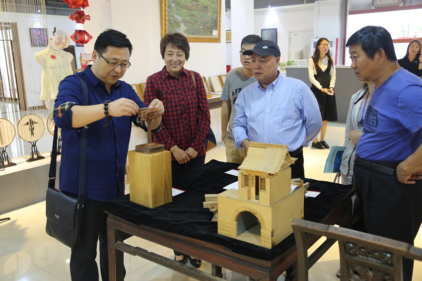 “闲情逸趣，理工巧手”教职工手工作品展