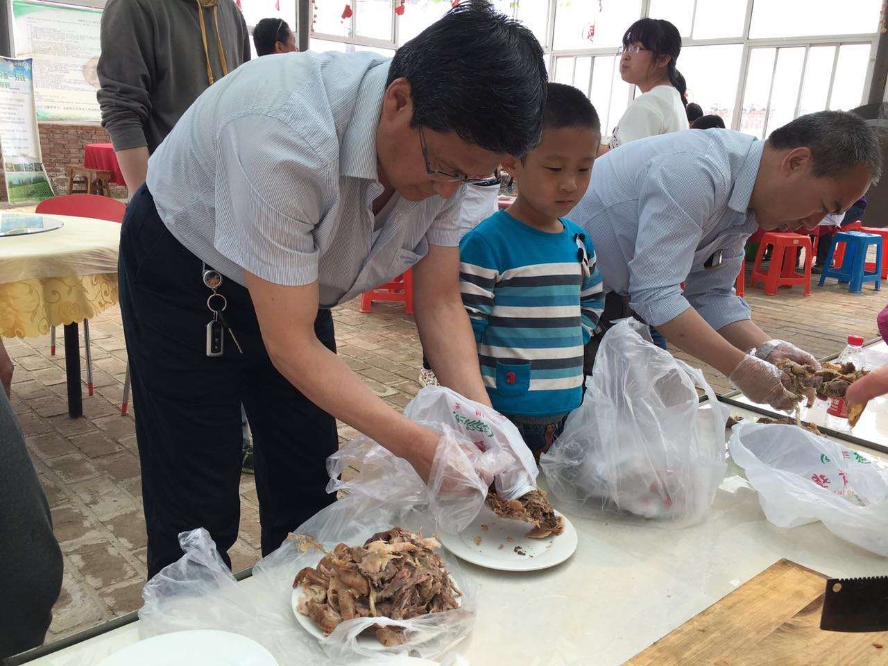 水利学院工会组织教职工到崛围山健身
