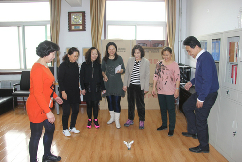离退休处工会举办庆“三八”节趣味踢键子活动