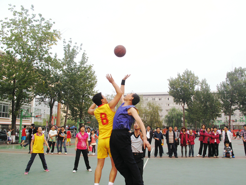 我校2012年教职工篮球比赛开赛