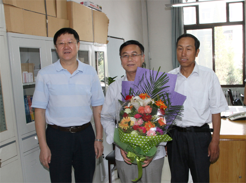 校工会负责人陪同校领导教师节前走访慰问教师代表