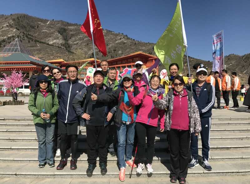 我校组织部分教职工参加芦芽山徒步比赛 我校组织部分教职工参加芦芽山徒步比赛