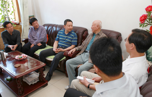校领导教师节亲切慰问教师代表 校领导教师节亲切慰问教师代表