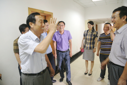校党委副书记、纪委书记刘玉平看望慰问暑期坚守岗位的教职工