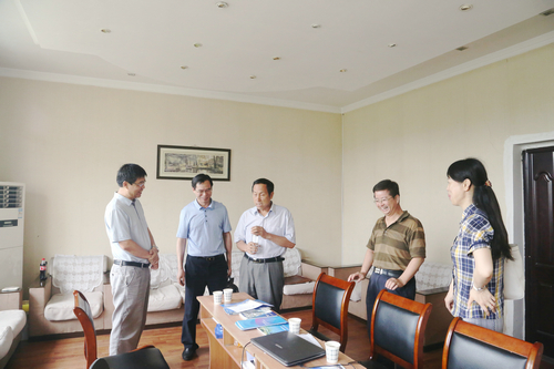 校党委副书记、纪委书记刘玉平看望慰问暑期坚守岗位的教职工
