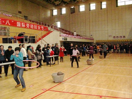 我校举办庆“三八”趣味体育比赛 我校举办庆“三八”趣味体育比赛